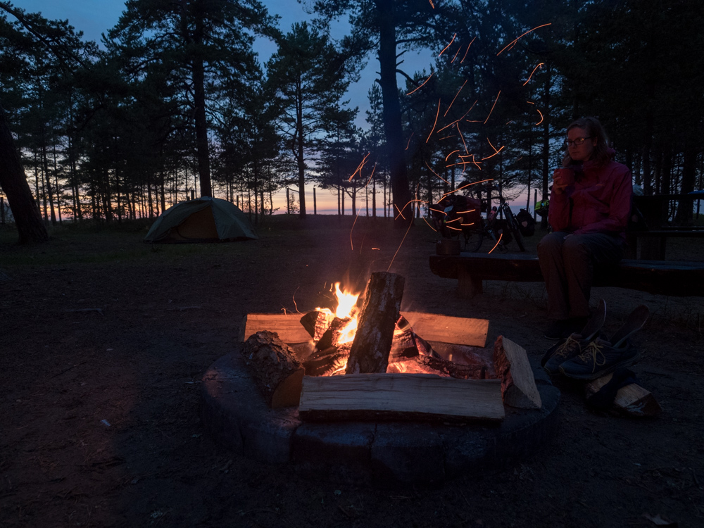 Cooler Campspot direkt am Meer. Den teilen wir uns mit vielen Mücken