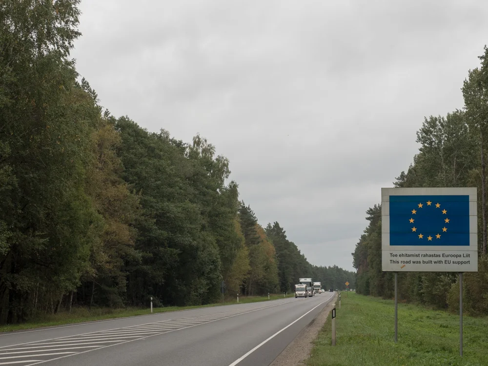 Die EU hätte auch gleich noch 30cm für die Radfahrer sponsern können...