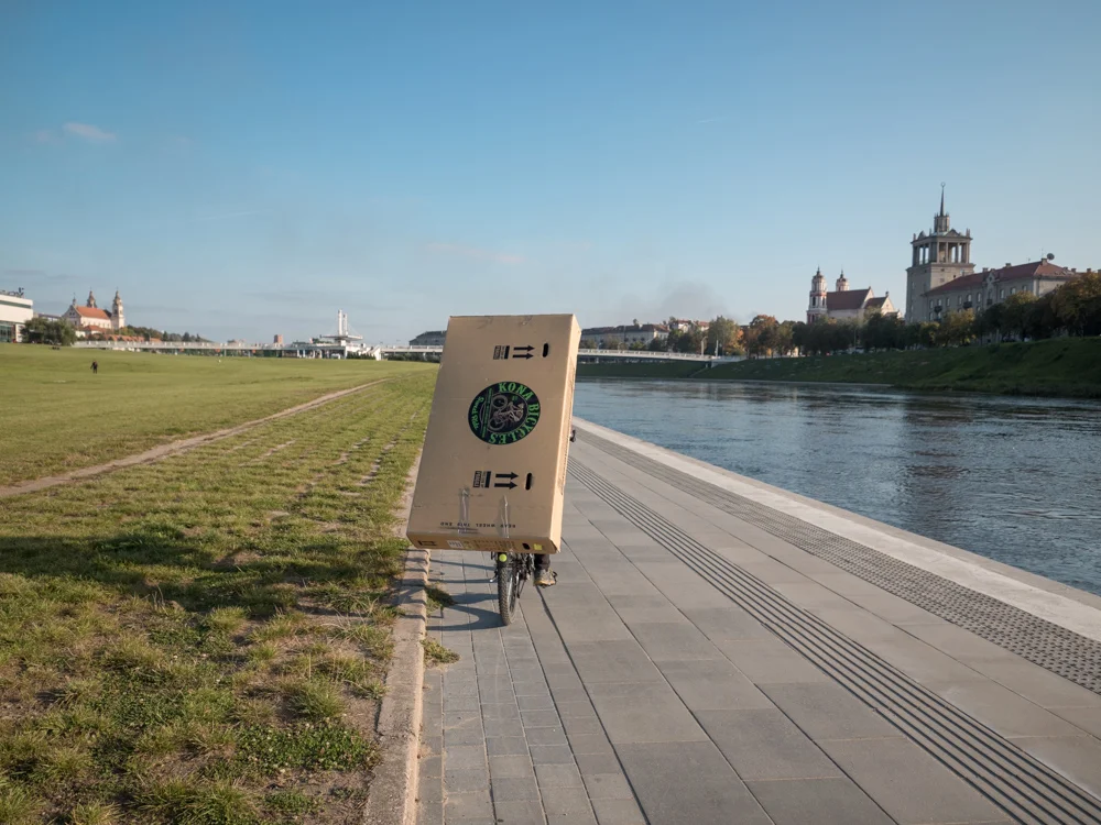 Vor dem Flug müssen wir noch Bikeboxen für den Transport im Flugzeug organisieren. Natürlich werden diese mit dem Fahrrad in die Unterkunft gebracht.