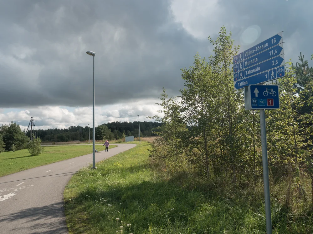 Vorbildliche Beschilderung der Radwege. Hier ausserhalb von Tallinn