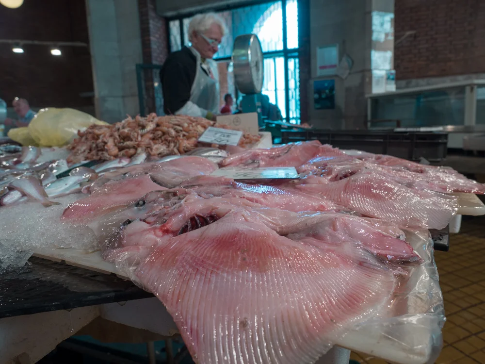 In der Markthalle gits auch Rochen zu kaufen