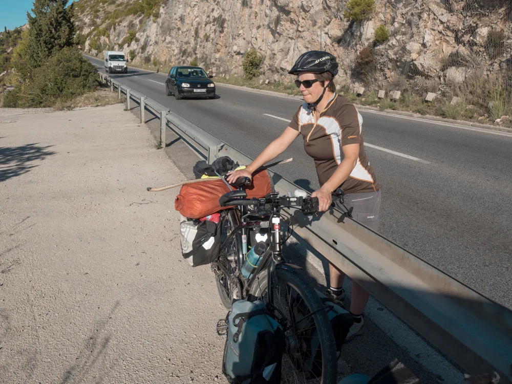 Velos über die Leitplanke heben bei starkem Verkehr, nicht ganz ohne