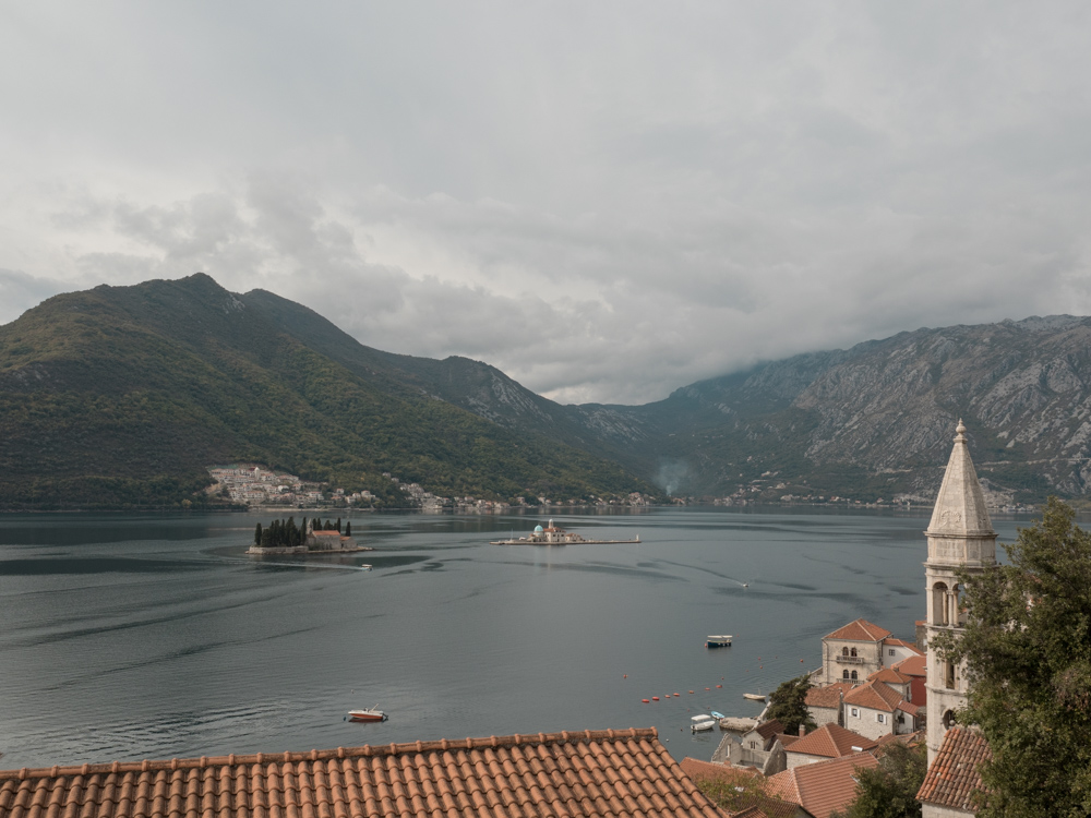 Zwei kleine Inseln in der Bucht von Kotor mit Kirche
