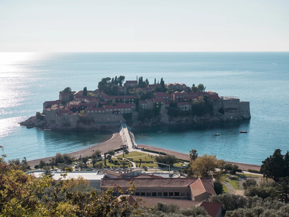 Sveti Stefan, da es runter geht fahren wir nicht näher heran