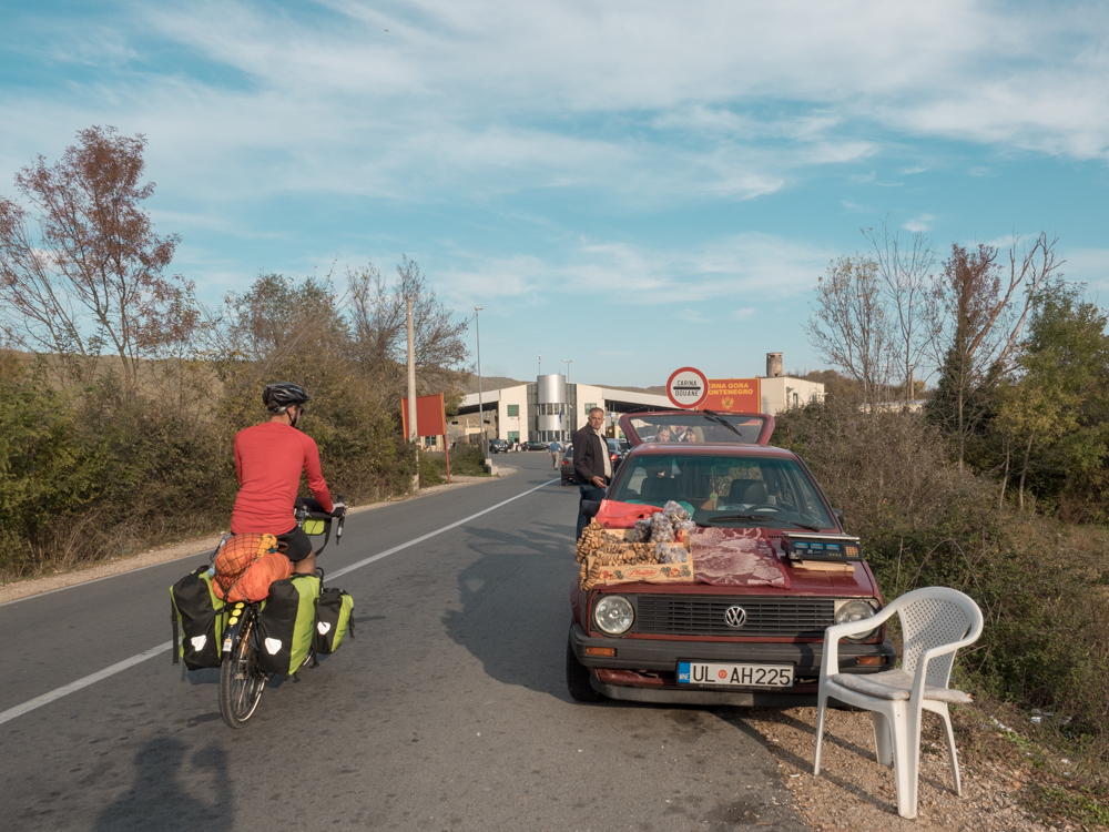 Der Obststand wird kurzerhand auf dem Auto aufgebaut