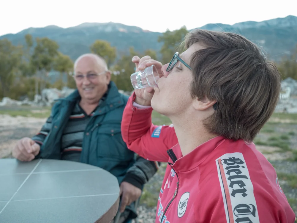 Selbstgebrannter Rakija, unmittelbar nach der Ankunft auf dem Campingplatz. Es soll nicht der letzte gewesen sein...