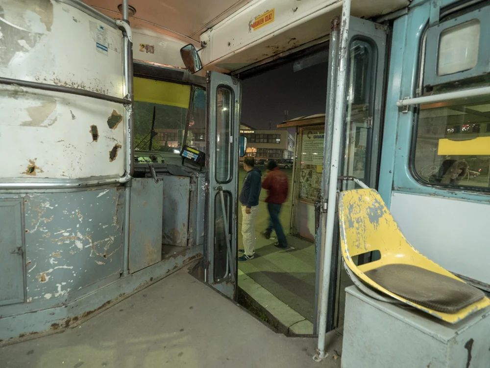 Eines der Trams in Sarajewo...immerhin braucht's keine Lüftung