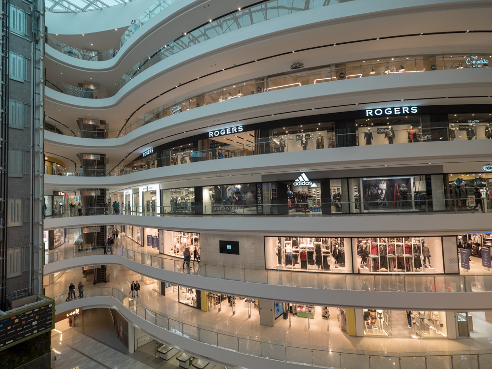 Szenenwechsel: modernes Shoppingzentrum in Tirana