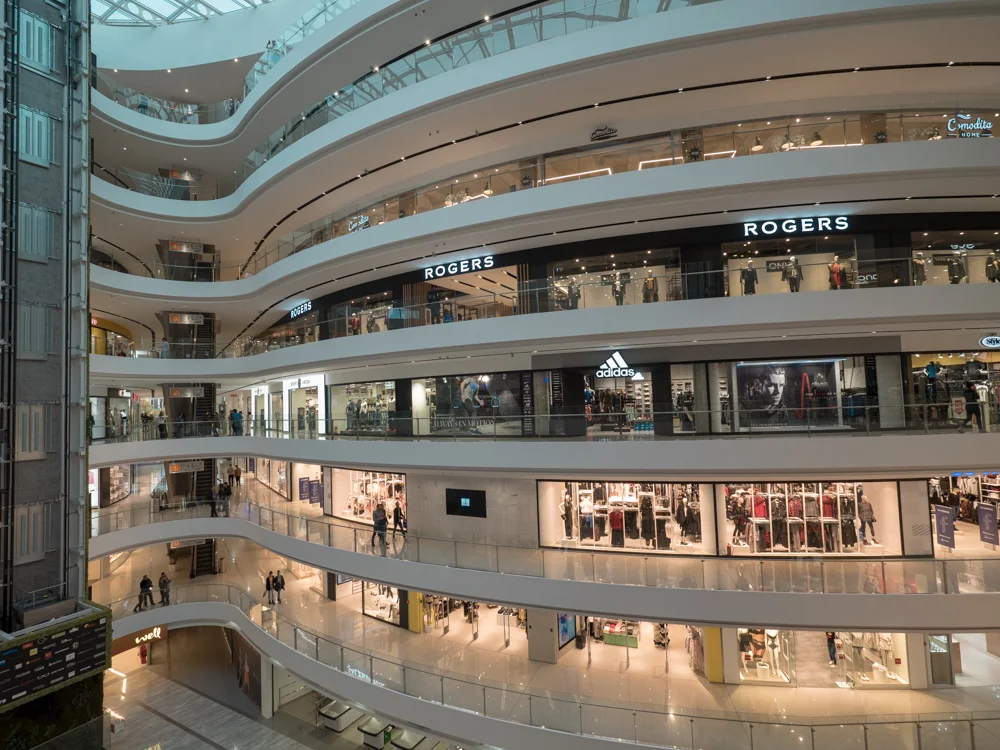 Szenenwechsel: modernes Shoppingzentrum in Tirana