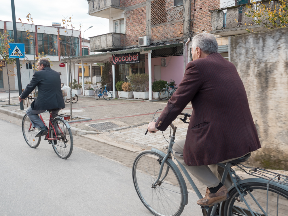Fahrradfahren ist hier ziemlich populär bei den Senioren. Aber bitte in schönen Klamotten