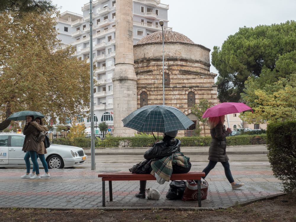 Warten bis der Regen aufhört in Vlora