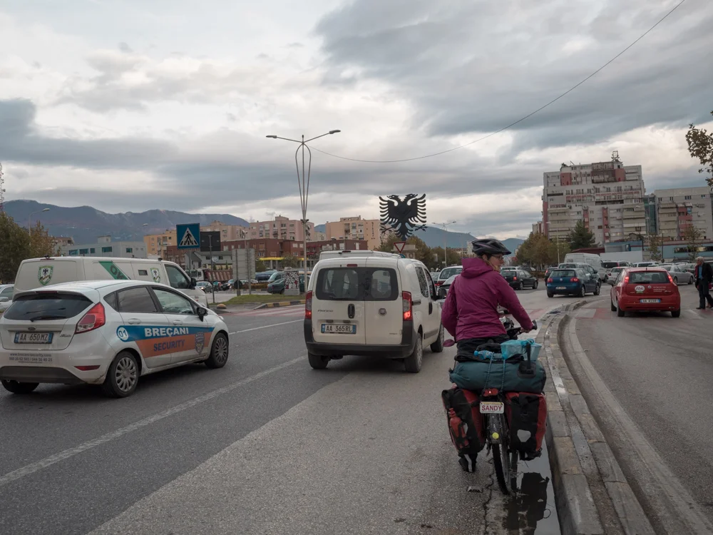 Ankunft in Tirana. Der Verkehr ist vergleichsweise enorm