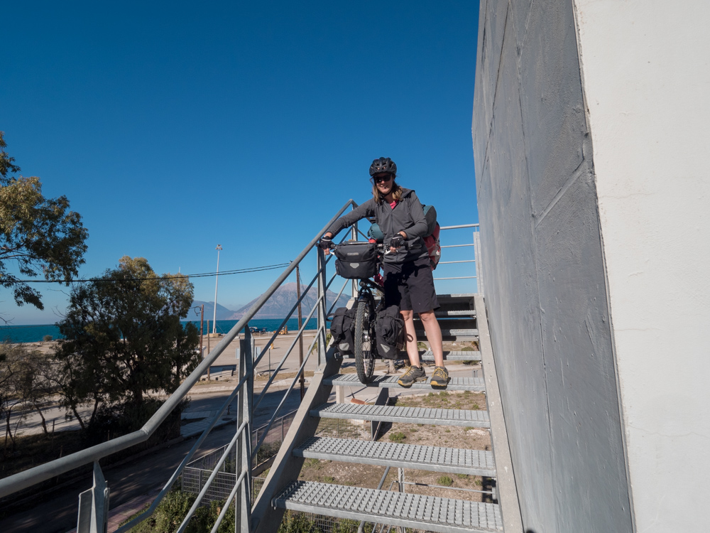 Am Ende der Brücke erwartet uns eine Treppe