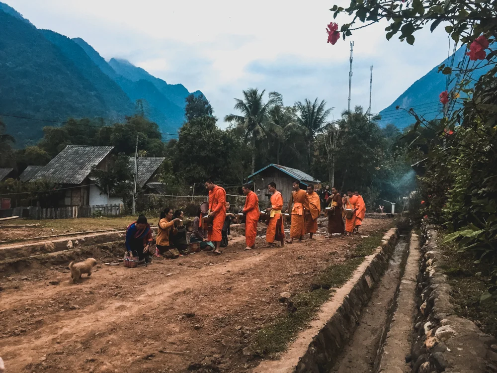Almosengang in Muang Ngoi