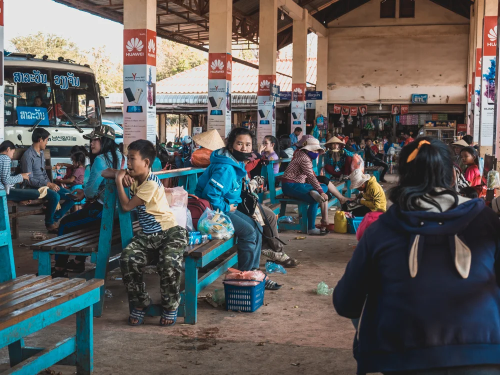 Ein typischer Busbahnhof in Laos. Als Tourist wird man in Ruhe gelassen