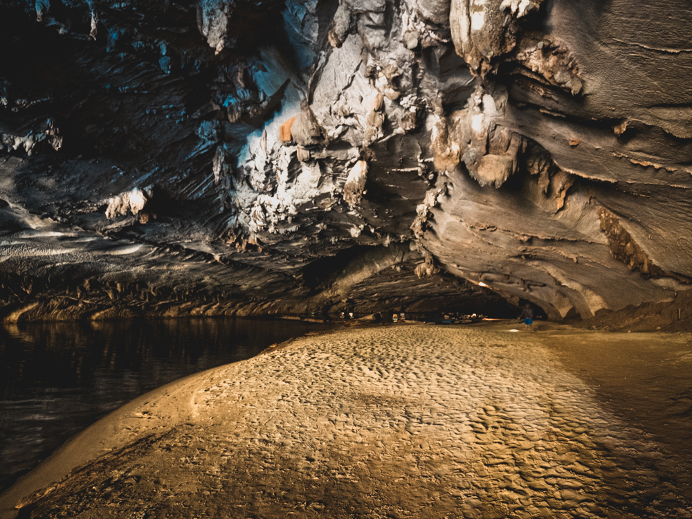 Wir machen eine Bootstour durch die Konglor Caves