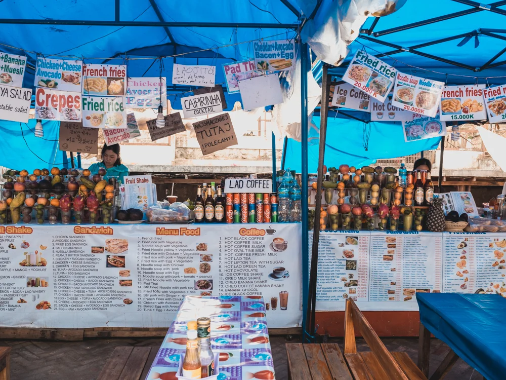 Luang Prabang: Etwa sieben Stände neben einander verkaufen genau das gleiche