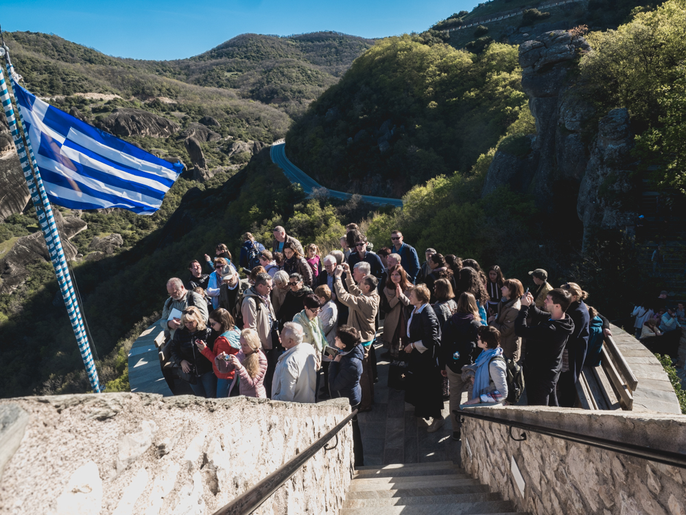 Touristengruppe vor dem Nonnenkloster in Meteora
