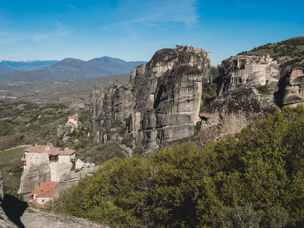 Blick auf drei Kloster von Meteora