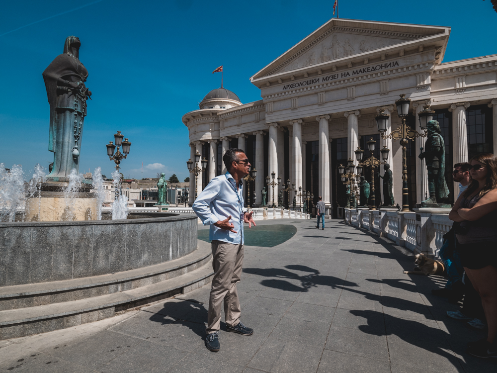 Unser Guide führt uns durch Skopje und an etlichen Statuen vorbei