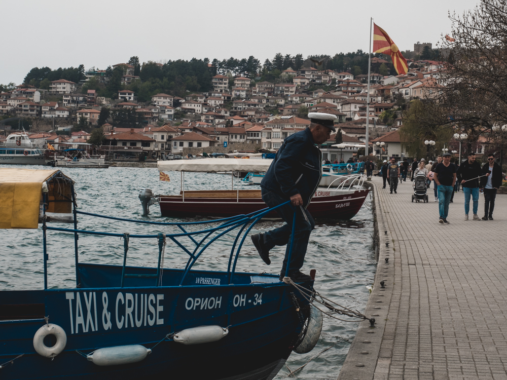 In Ohrid versuchen uns Kapitäne an Board zu ziehen