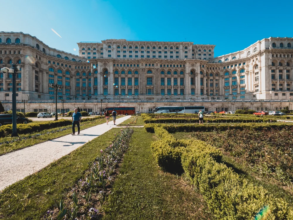 Das zweitgrösste Amtsgebäude der Welt - nach dem Pentagon - wurde während dem Kommunismus errichtet