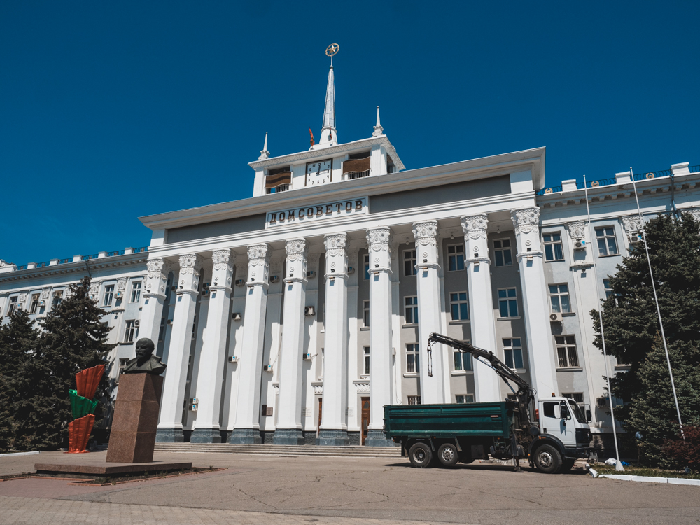 Das Parlamentsgebäude von Tiraspol mit Lenin Statue