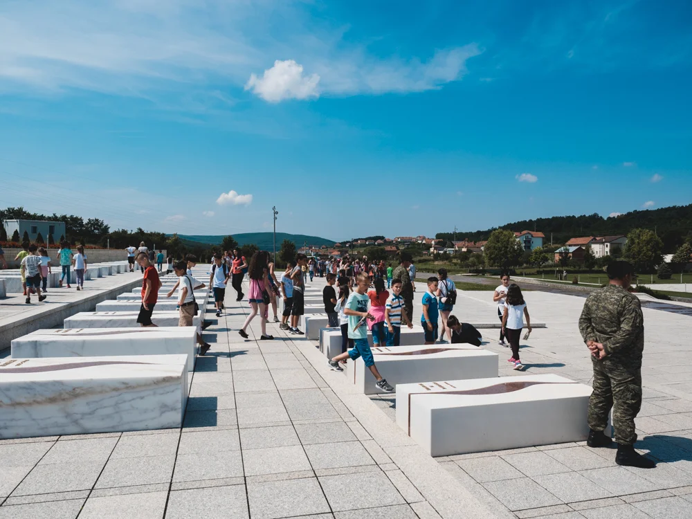 Gedenkstätte in Prekaz. Mit der Ermordung von Adem Jashari (Mitgründer der paramilitärischen Befreiungsarmee UCK) und seiner Familie durch serbische Streitkräfte begann der Kosovokrieg. 