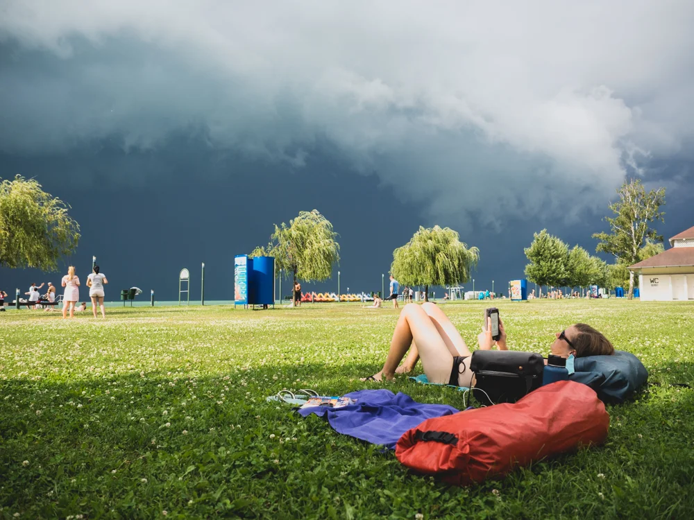 Ein Gewitter zieht über den Balaton See
