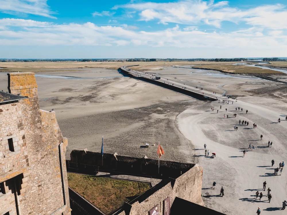 Blick vom Mont Saint-Michel aufs Festland