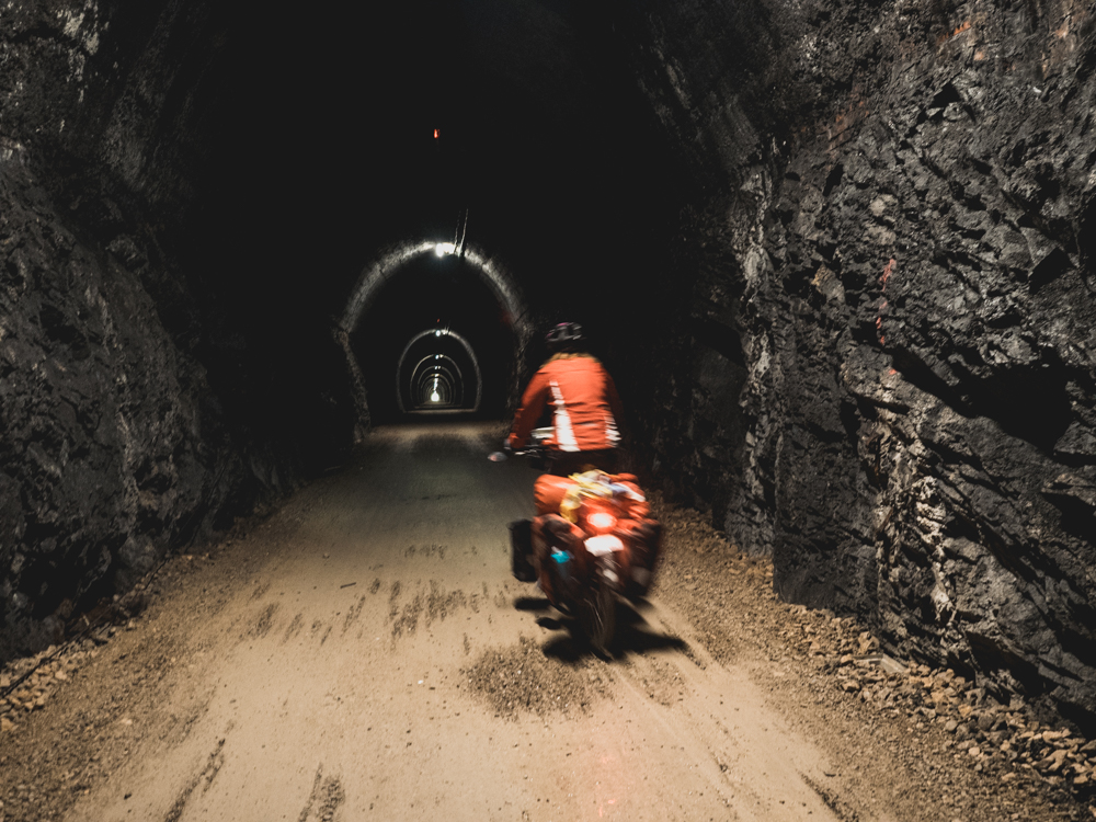 Auf dieser "Via verde" fahren wir durch zahlreiche Tunnels