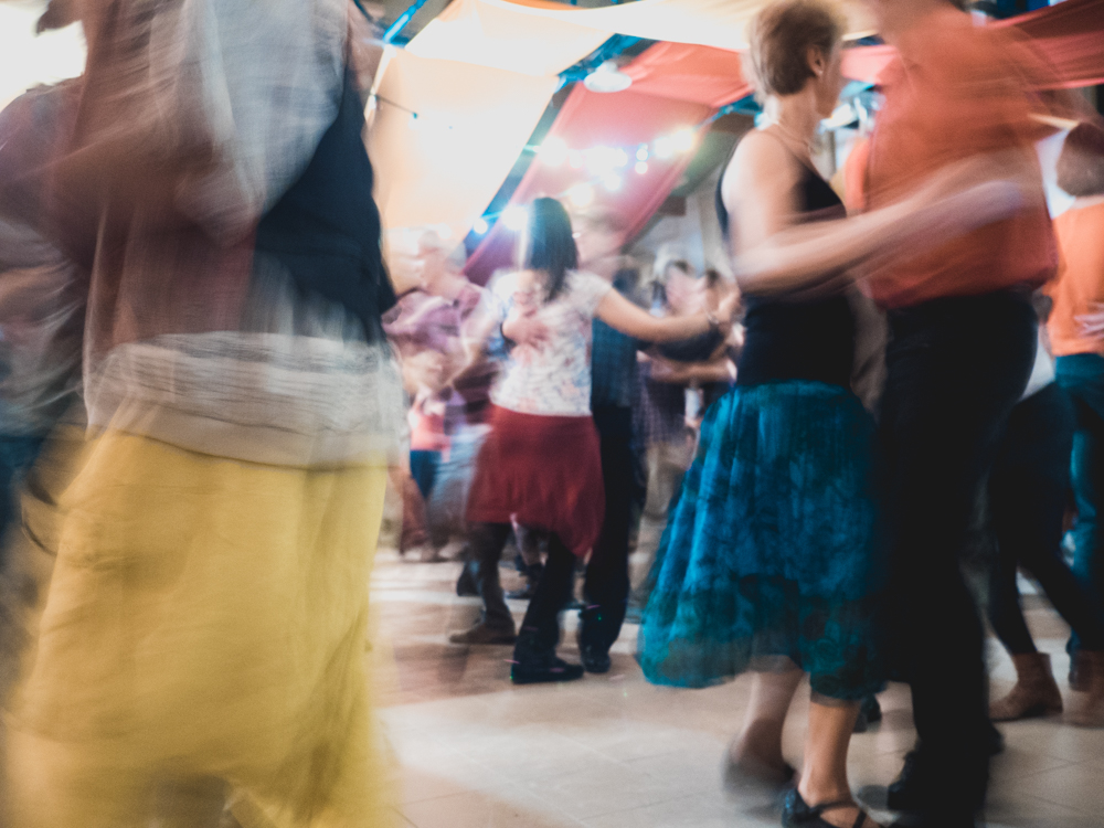 Besuch eines Folkfestivals. Wer nicht tanzt fällt auf