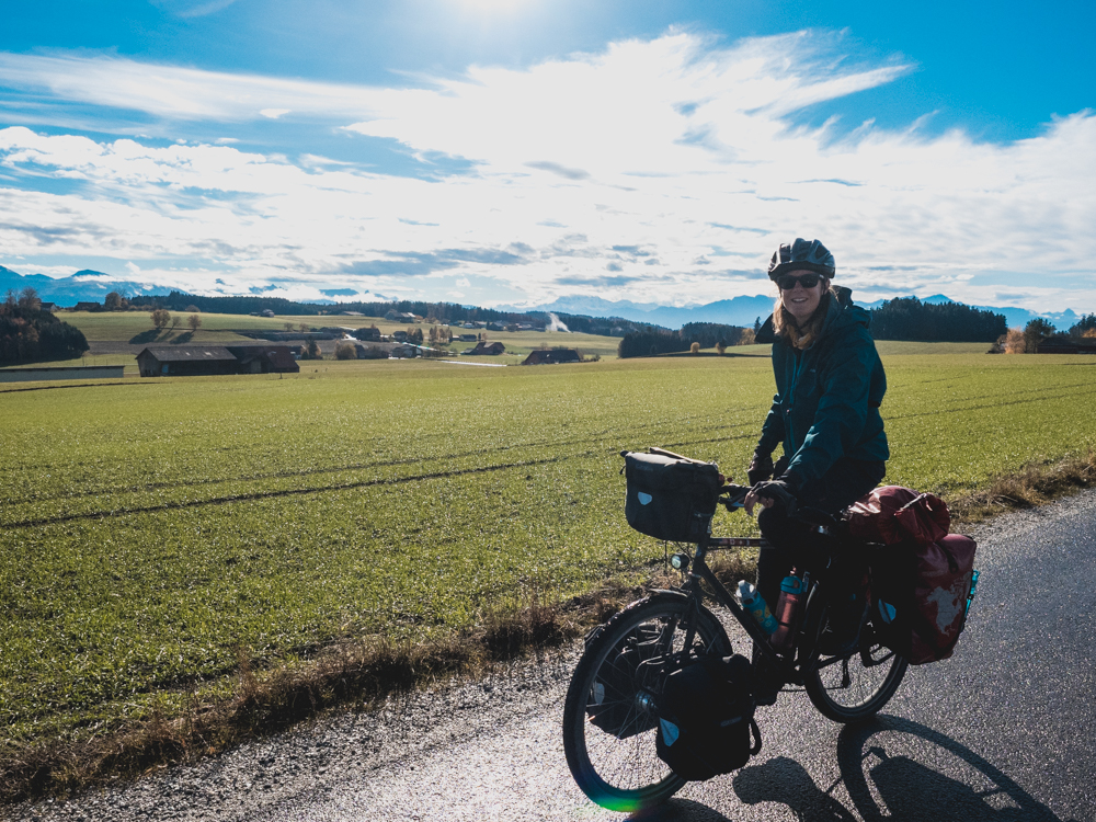 Fahren mit den Alpen im Rückspiegel