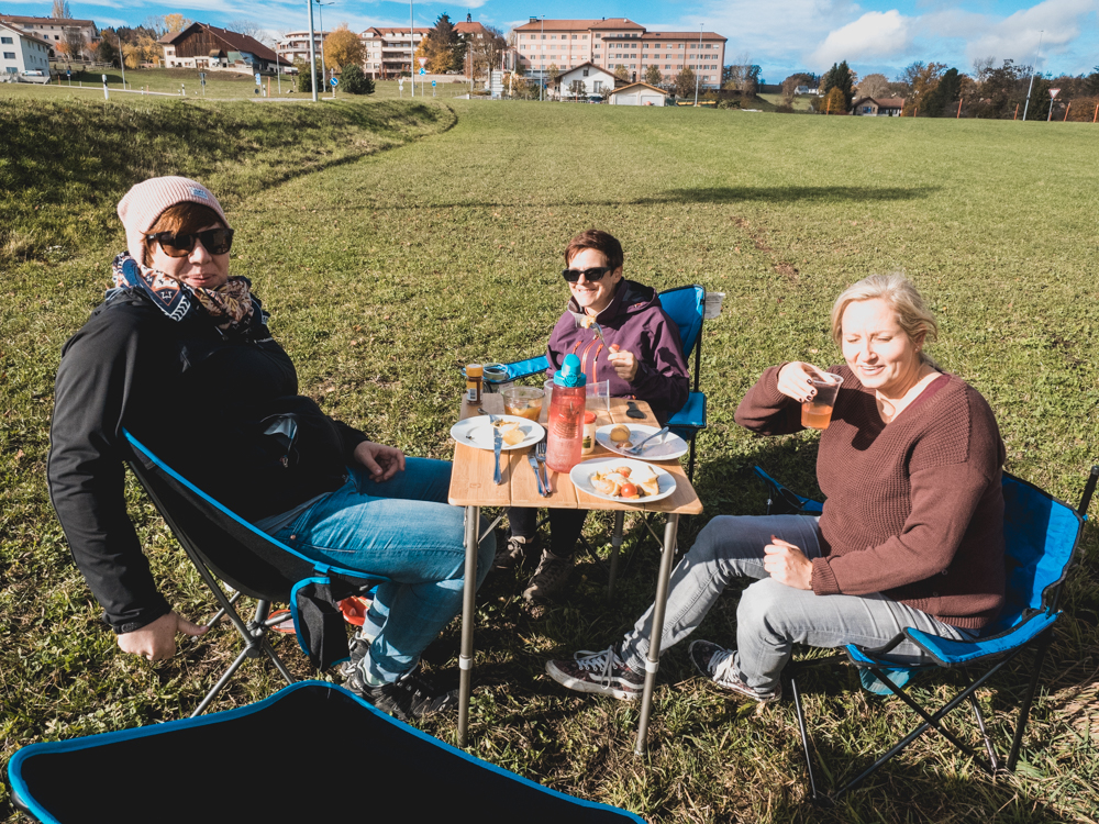 Überraschungsbesuch von Rahel und Tina vor Romont