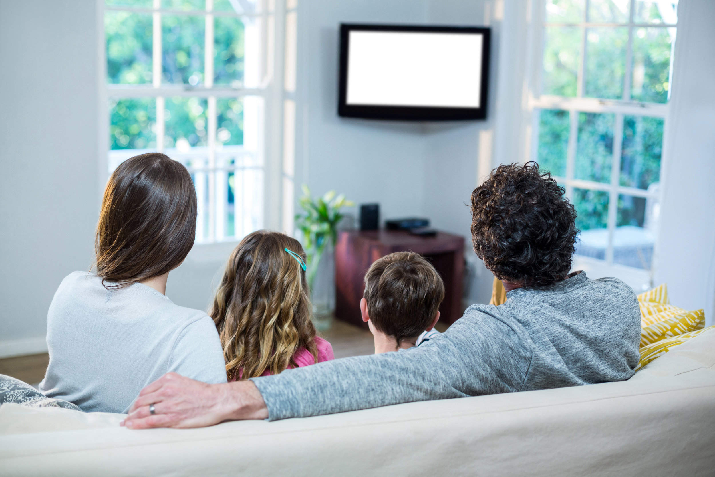 Телевизор сиди дома. Человек на диване со спины. Семья на диване со спины. Семья смотрит телевизор. Семья сидит спиной.