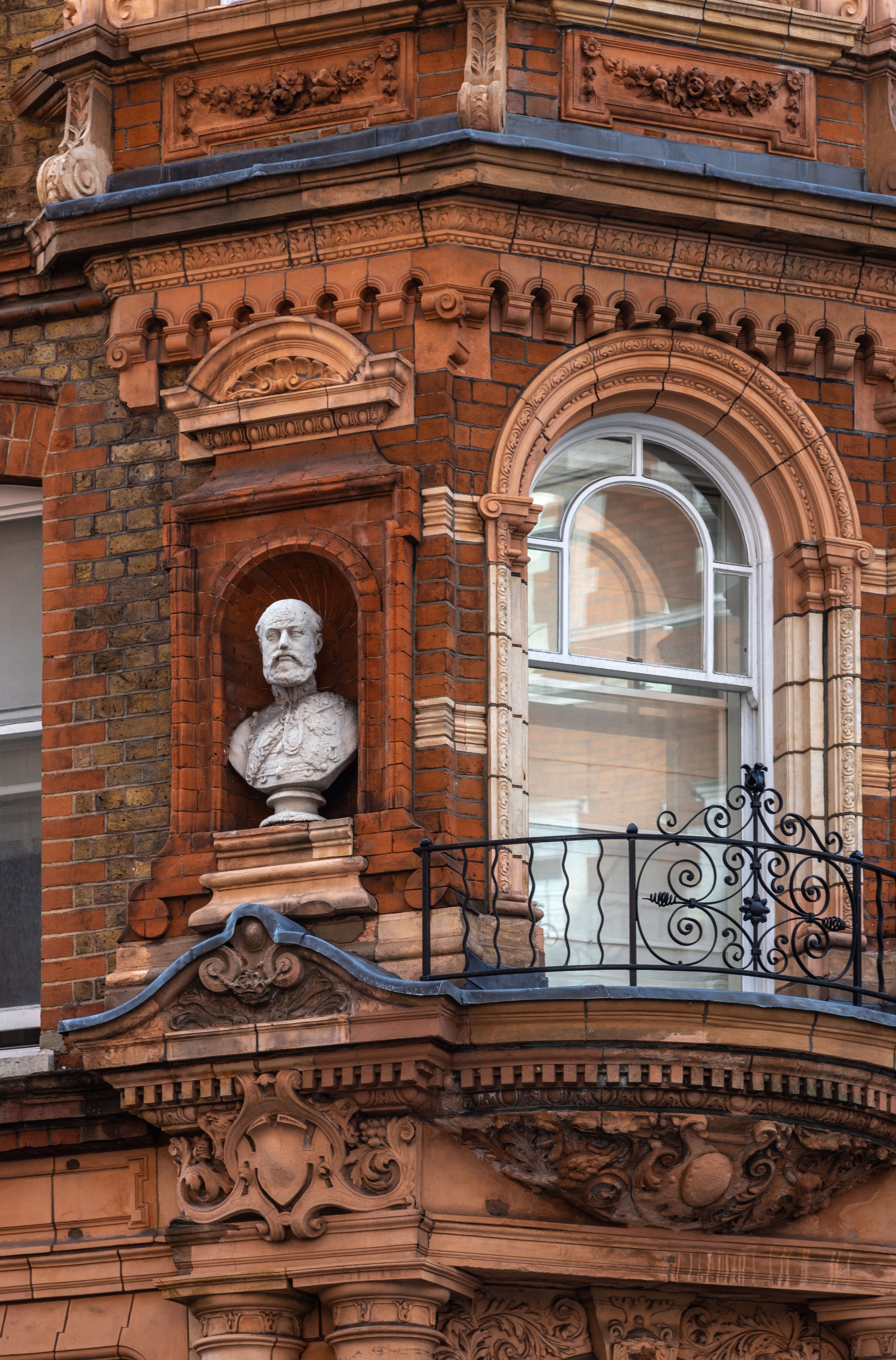 Fachada con busto en Mayfair (2022)