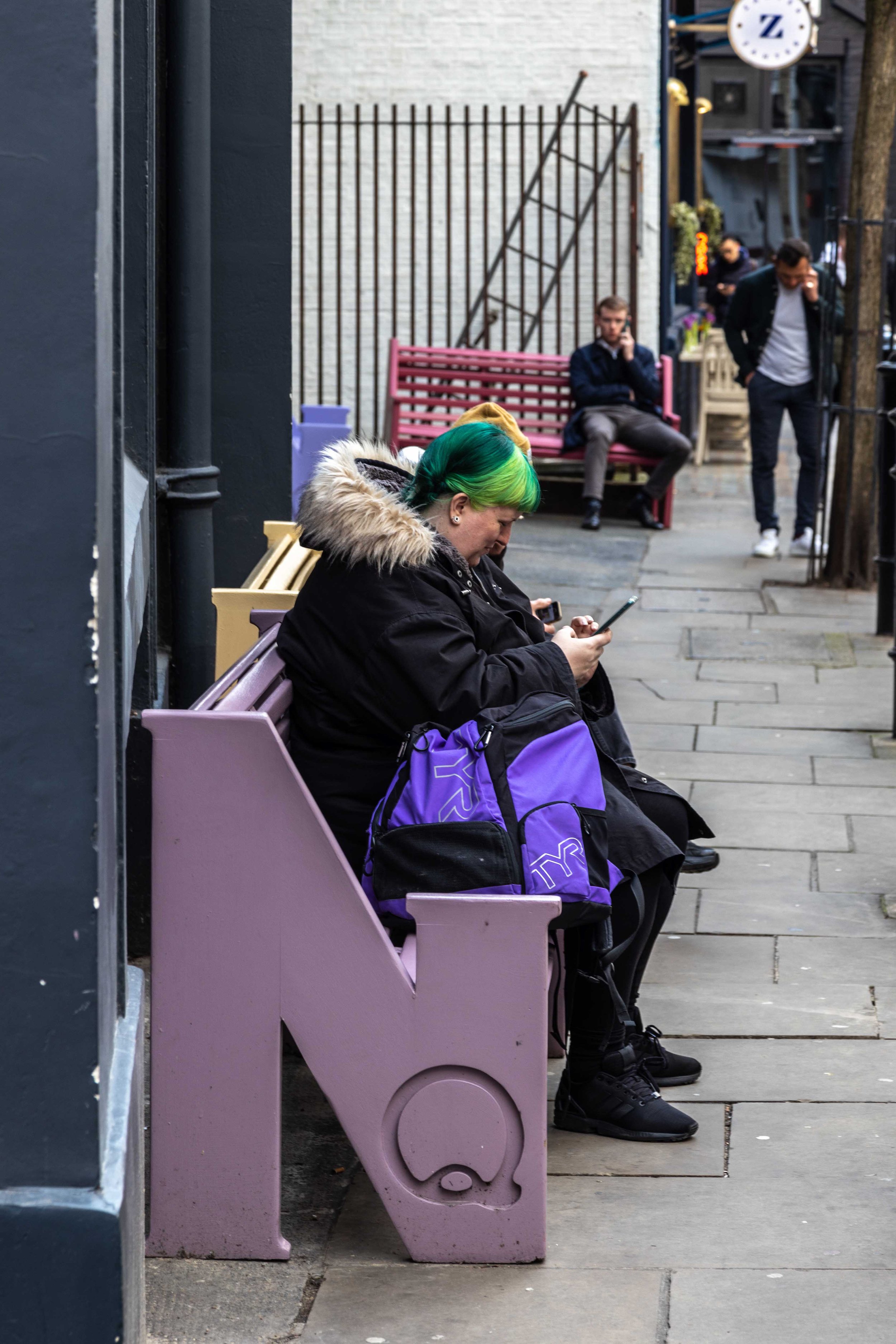 Consultando al teléfono en Carnaby St (2022)