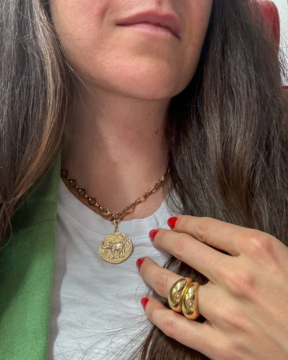 ✨YELLOW GOLD ON WHITE MIGHT BE MY NEW FAVORITE OBSESSION ✨

Monday Jewelry Look: @azlee_ Large Elefante coin on the heavy lozenge link chain. And of course my @mirtadegisbert Kupula rings. Details and pricing below. All of these pieces are 18k yellow