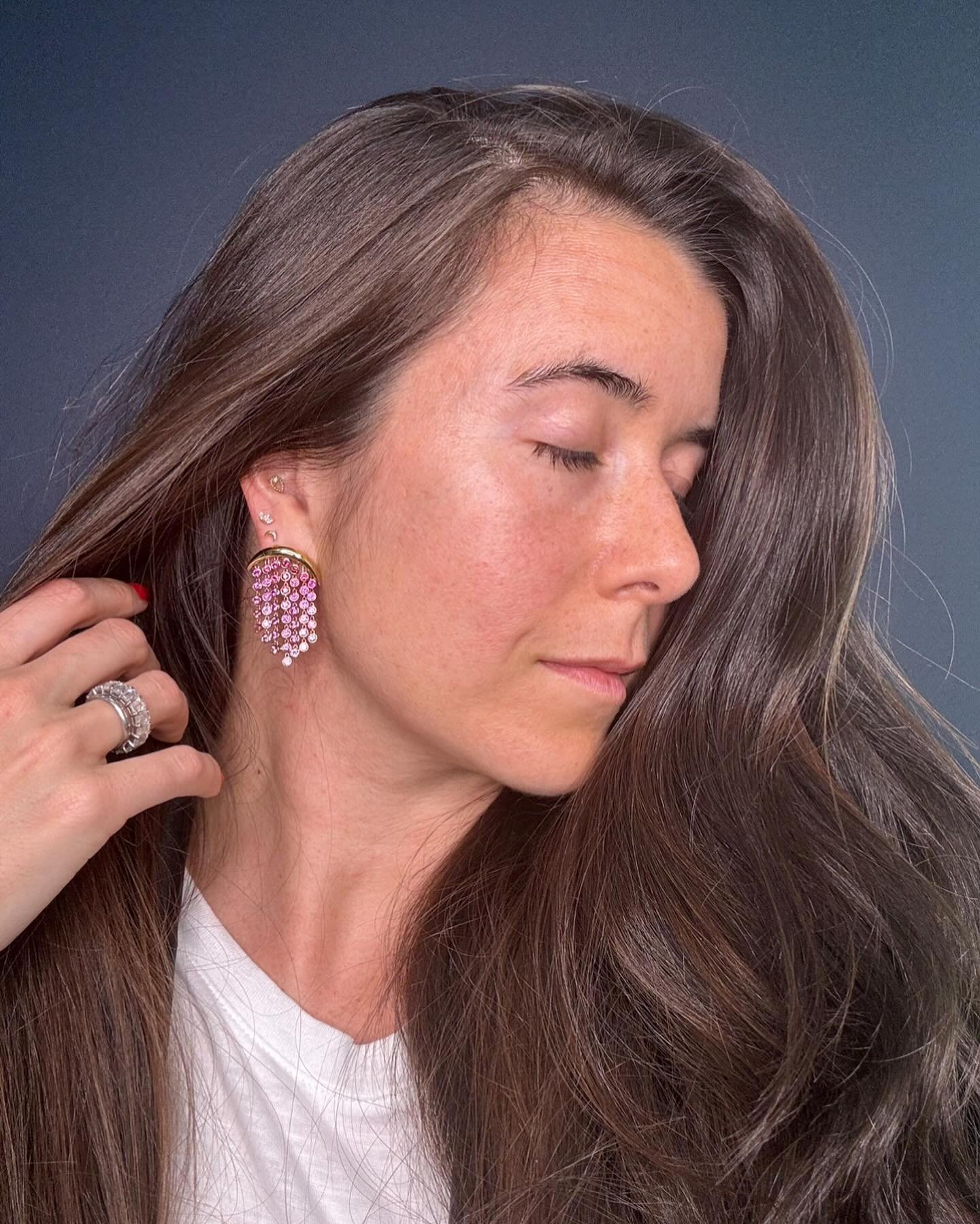 Daydreaming about these @emilypwheeler Fringe earrings that I had the pleasure of sourcing for one very lucky client💕 I still can&rsquo;t get over absolutely epic they are. For a styling idea, this is one of the ways I&rsquo;d wear them: white t-shi
