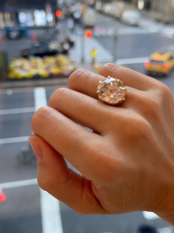 DESERT DIAMONDS IN THE WILD: AUCTION HOUSE EDITION @PHILLIPSJEWELS 🤎
Featuring this 10.08cts cushion-shaped light pink-brown diamond
This isn’t the color I’m usually drawn to, but my goodness, I couldn’t stop staring at it. With