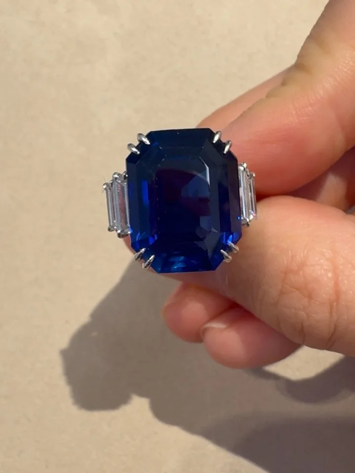 🆘SEND JEWELRY HELP 🆘 I CANNOT AND WILL NOT STOP THINKING ABOUT THESE TWO RINGS FROM THE VANDERBILT JEWELRY COLLECTION, SOON UP FOR AUCTION AT @PHILLIPSJEWELS GENEVA ON NOVEMBER 10.
**18.09cts sapphire. This ring is stunning but it’s the sapp