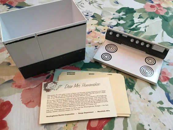 Inside the recipe box were all the original cards! Maybe I'll find a pink one some day.