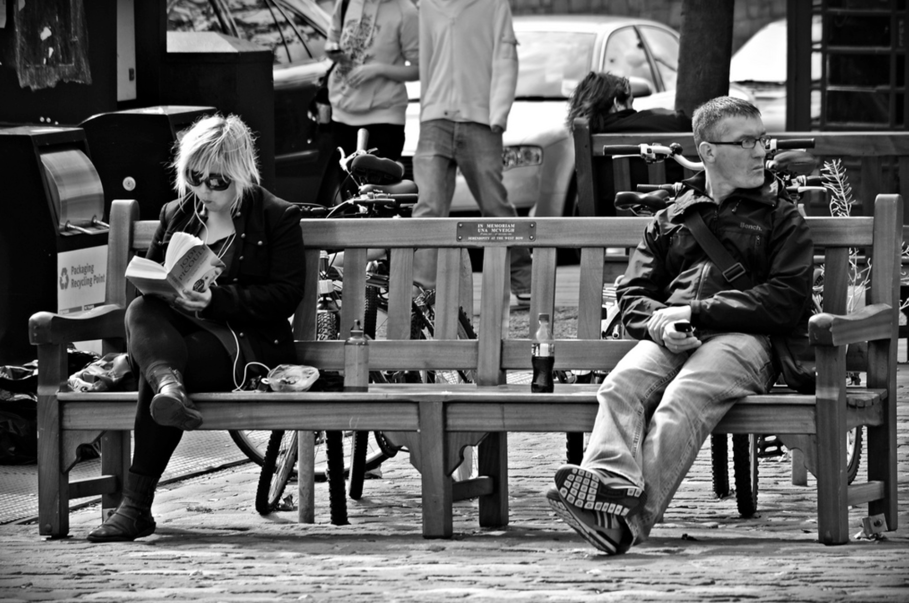 Talking-to-strangers-on-a-bench.png