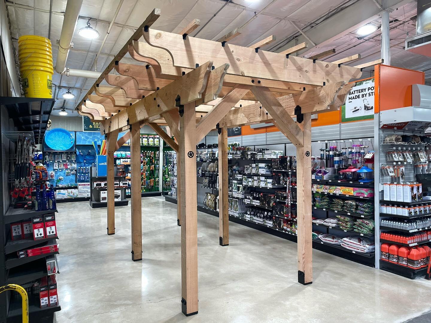 Take a look at the pergola we built at our local @mccoysbuildingsupply here in New Braunfels!  This is the display for Simpson Strong Tie, @strongtie and their &ldquo;pergola planner&rdquo; software. Visit www.strongtie.com for more details. 

Many t