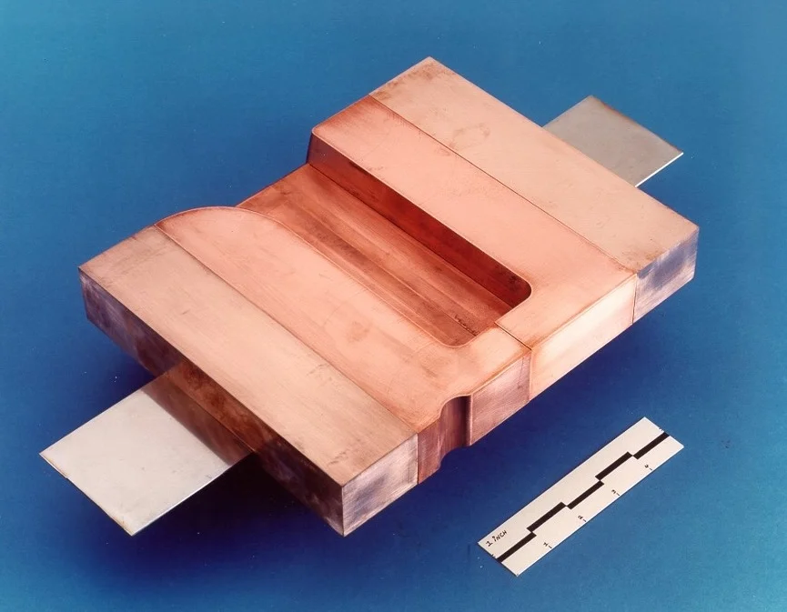 Cast-in lug dam blocks