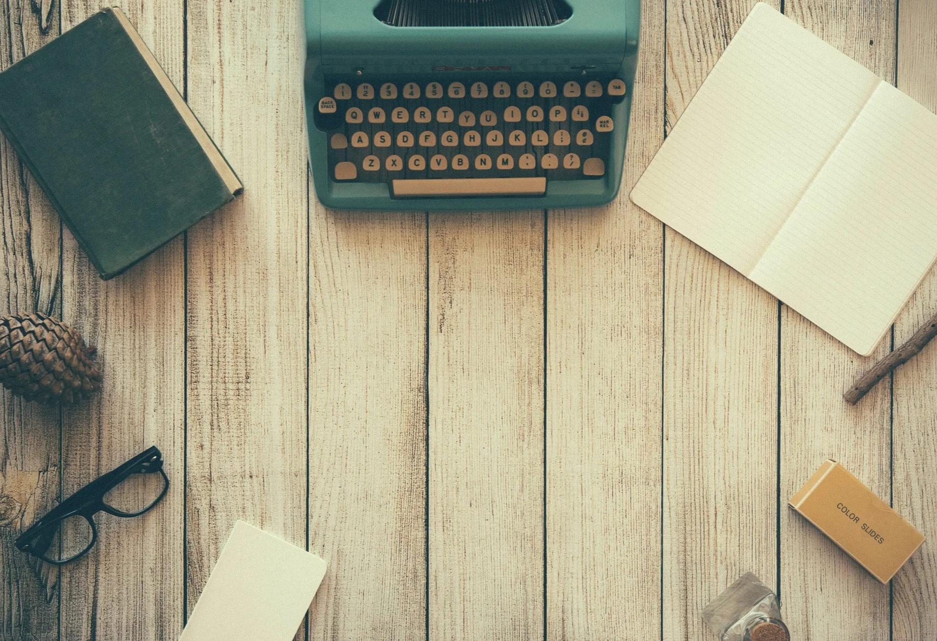 typewriter-e135b0062a_1920.jpg