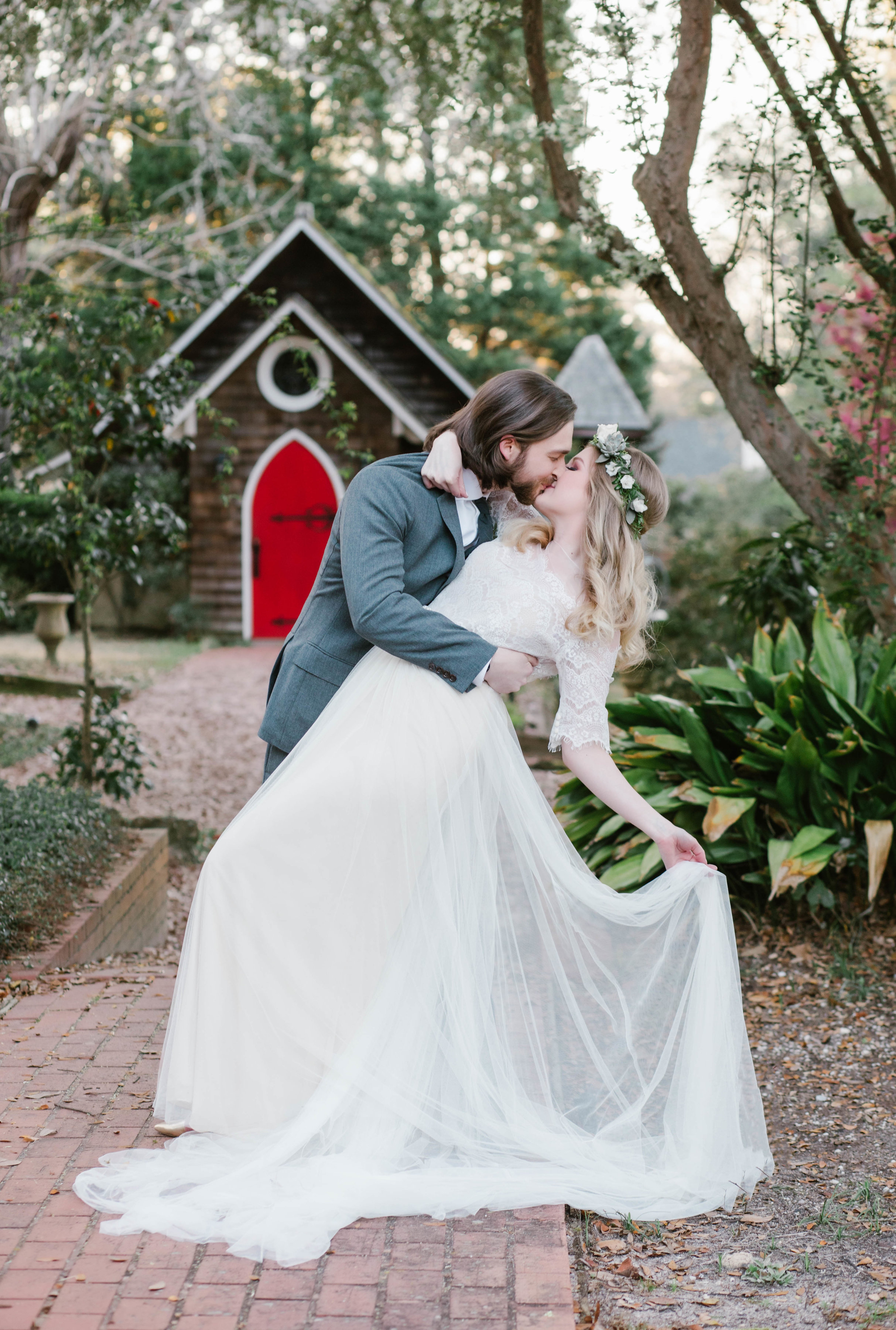 Groom Kissing Bride | Ademurelife