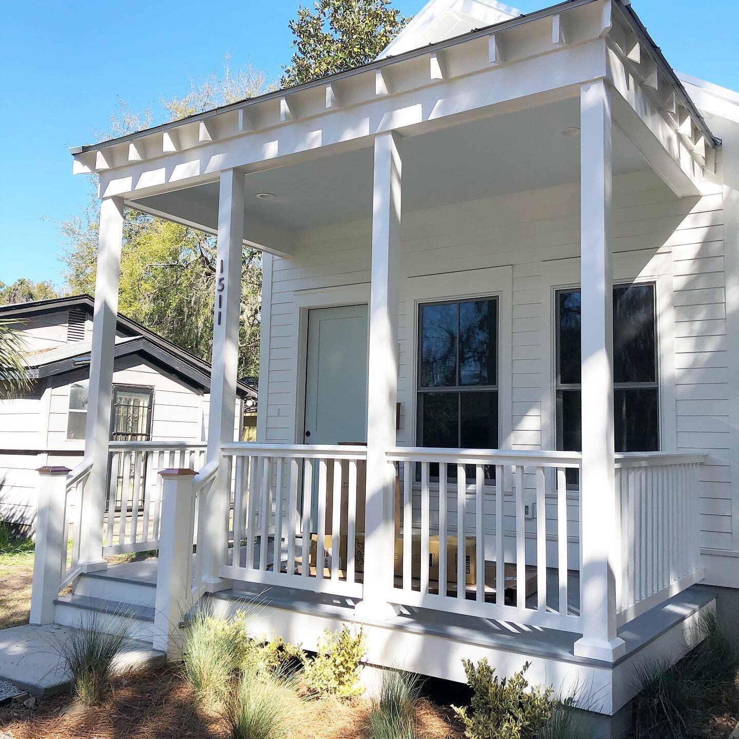 All she needs now is her porch swing! 🥰 #beaufortdreamcottage #beaufortsc #vacationrental #beautifulbeaufortsc