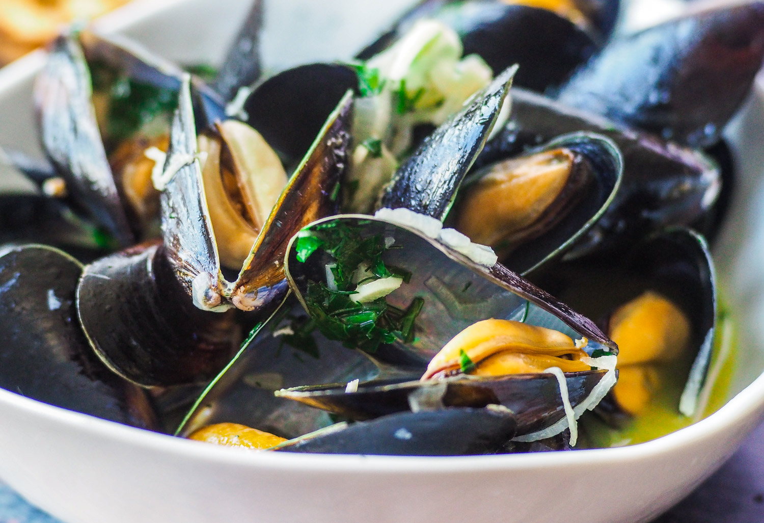 Steamed Mussels w/Wine and Herbs