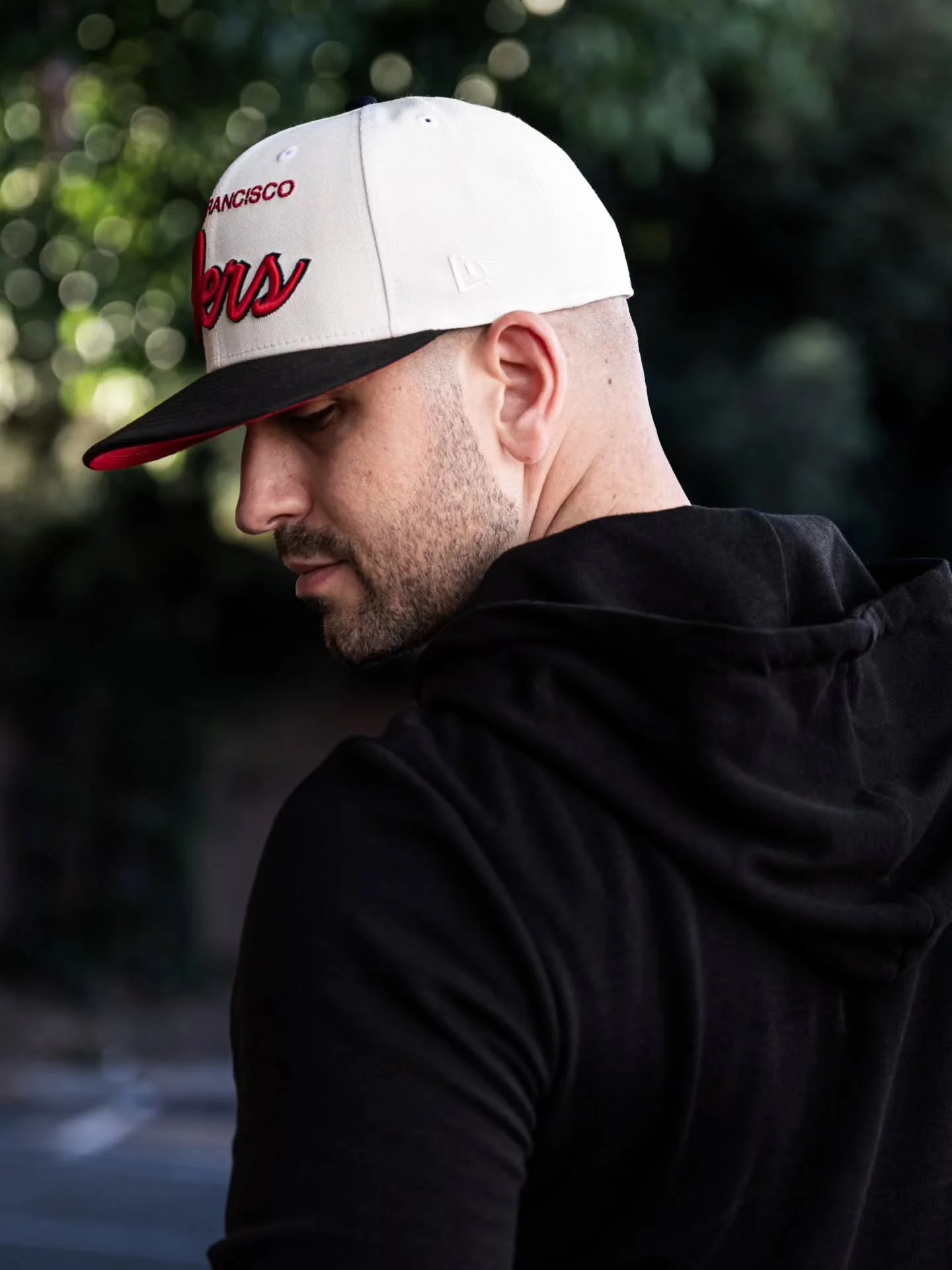 The @49ers Black Chrome 2-Tone @neweracap 59Fifty from @crown.minded, as clean as it is reminiscent of the @nfl pro-line hats from the 80s.

That retro script is so satisfying.